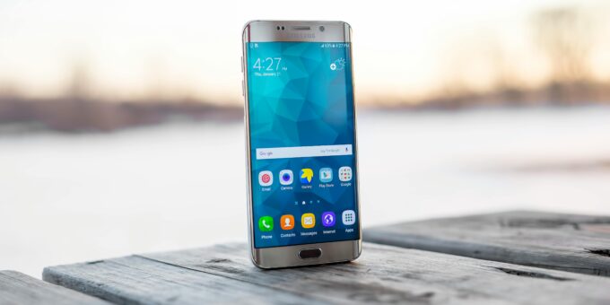 The Flagship Samsung You Should Buy Now: $600 Off!
